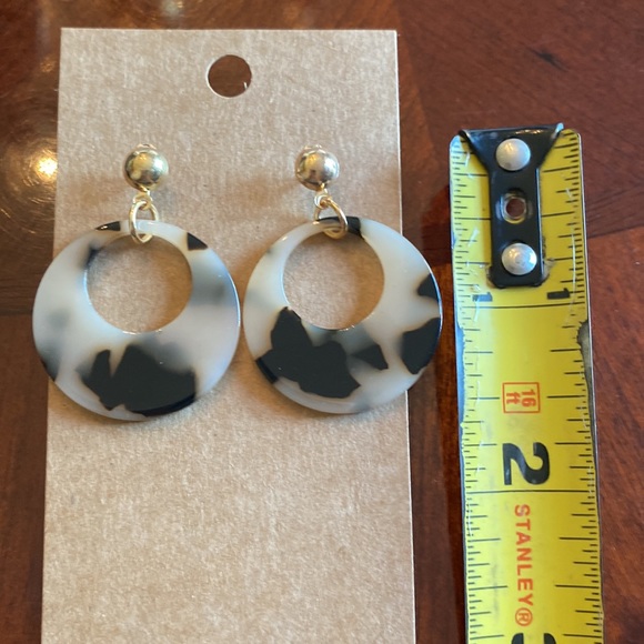 Tortoise Shell and Gold Hoop Drop Earrings - Picture 6 of 6